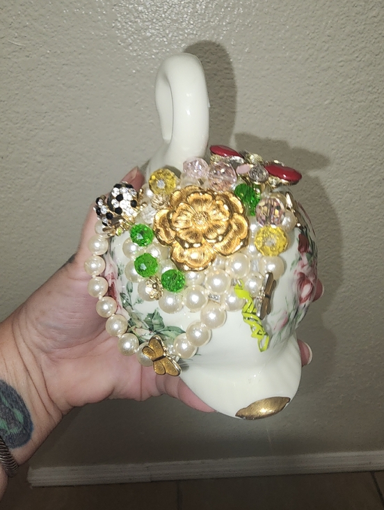 Vintage Porcelain Swan accented with Hand Crafted Upcycled Jewelry - Picture 5 of 6
